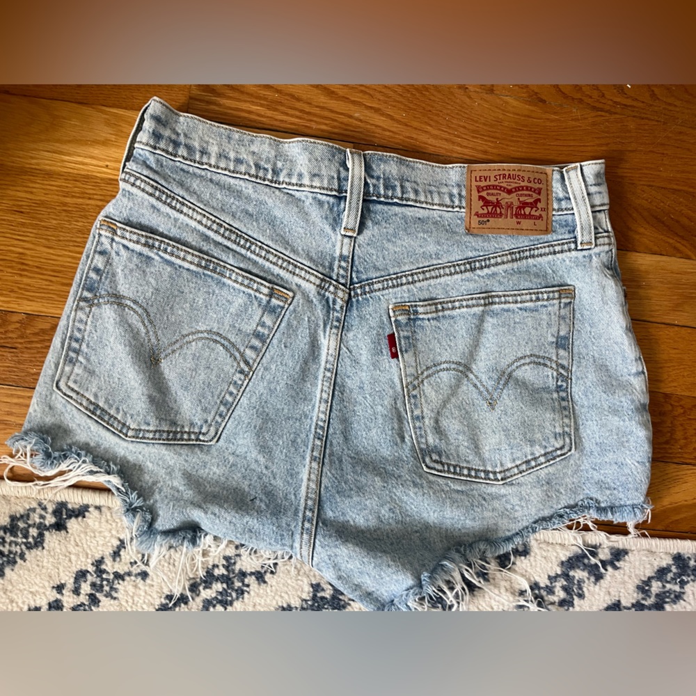 Levi light wash den min shorts - SIZE 28